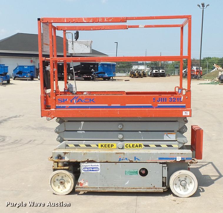 image for item DD7341 2008 Sky Jack SJIII 3219 scissor lift