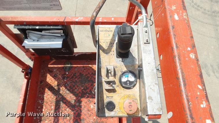 image for item DD7341 2008 Sky Jack SJIII 3219 scissor lift
