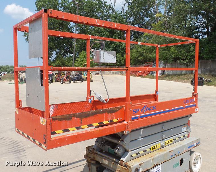 image for item DD7341 2008 Sky Jack SJIII 3219 scissor lift