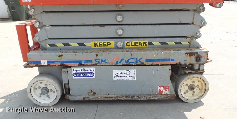 image for item DD7341 2008 Sky Jack SJIII 3219 scissor lift