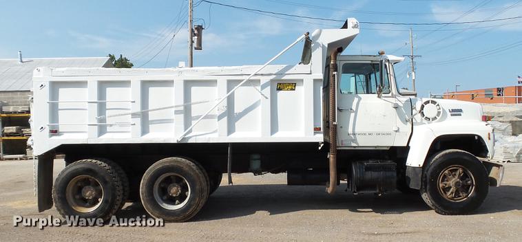 image for item DD7359 1989 Ford LT9000 dump truck