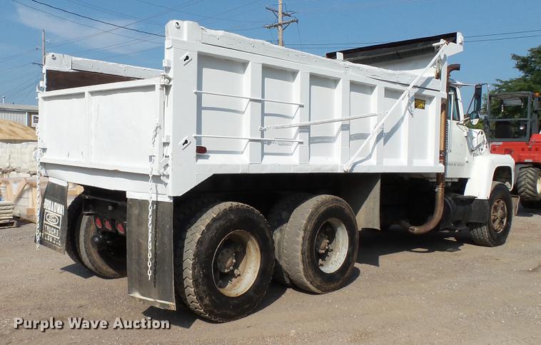 image for item DD7359 1989 Ford LT9000 dump truck