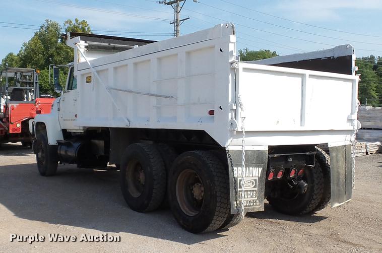 image for item DD7359 1989 Ford LT9000 dump truck