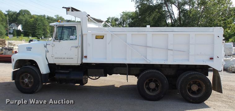 image for item DD7359 1989 Ford LT9000 dump truck
