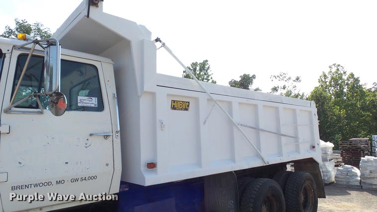 image for item DD7359 1989 Ford LT9000 dump truck