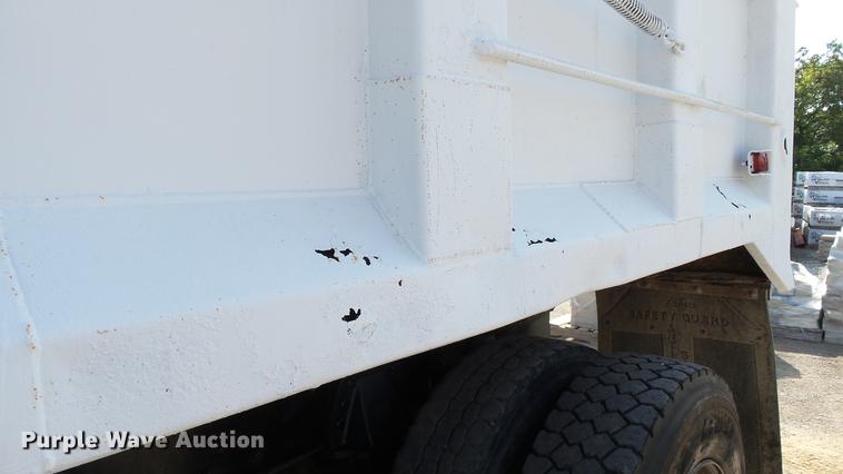 image for item DD7359 1989 Ford LT9000 dump truck