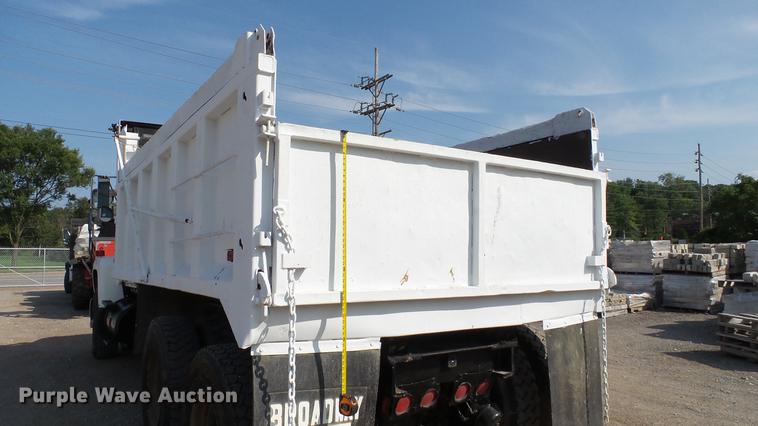 image for item DD7359 1989 Ford LT9000 dump truck
