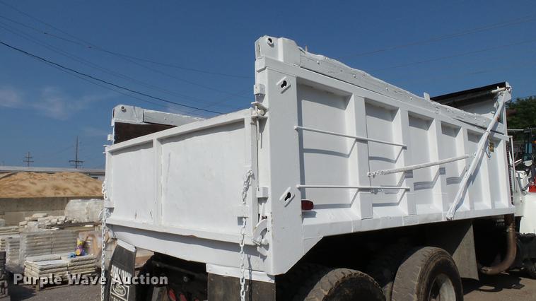 image for item DD7359 1989 Ford LT9000 dump truck