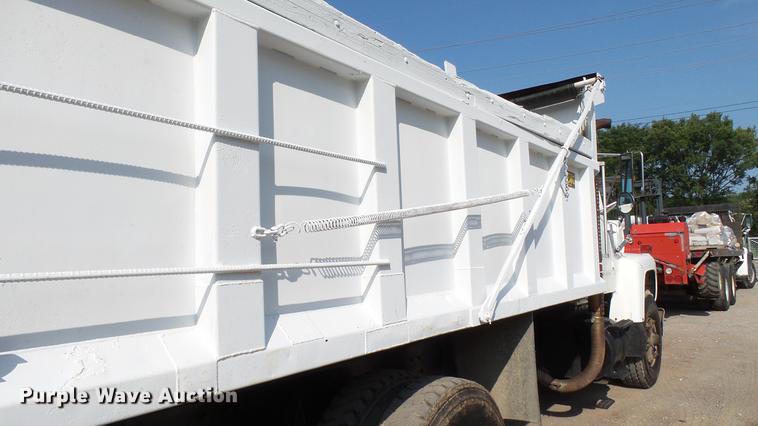 image for item DD7359 1989 Ford LT9000 dump truck