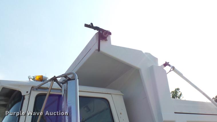 image for item DD7359 1989 Ford LT9000 dump truck