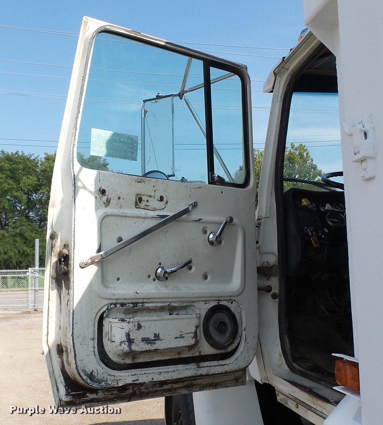 image for item DD7359 1989 Ford LT9000 dump truck