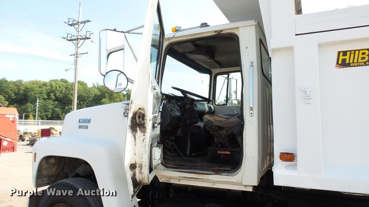 image for item DD7359 1989 Ford LT9000 dump truck