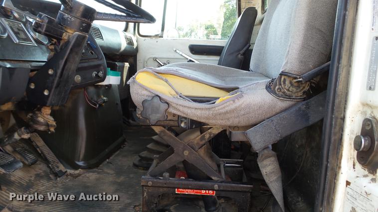 image for item DD7359 1989 Ford LT9000 dump truck