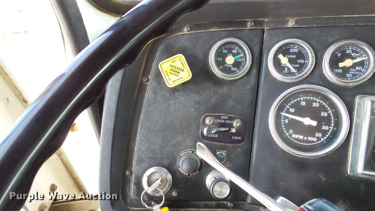 image for item DD7359 1989 Ford LT9000 dump truck