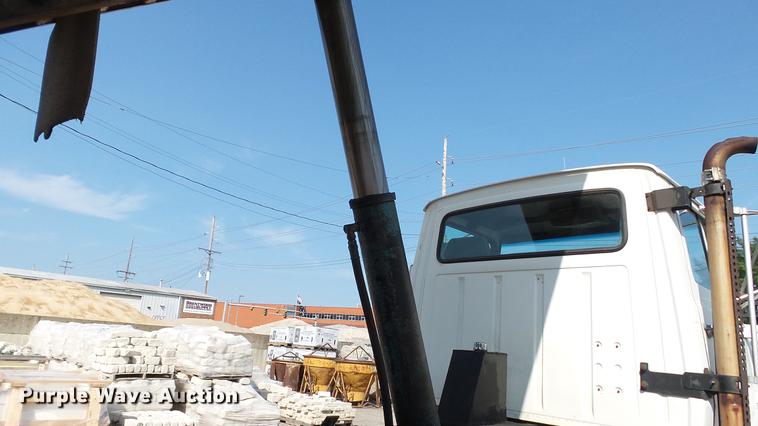 image for item DD7359 1989 Ford LT9000 dump truck