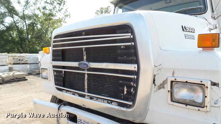 image for item DD7359 1989 Ford LT9000 dump truck