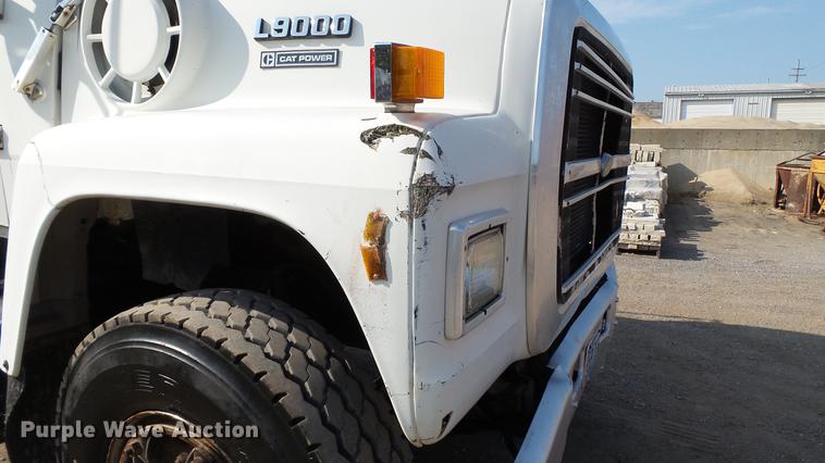 image for item DD7359 1989 Ford LT9000 dump truck