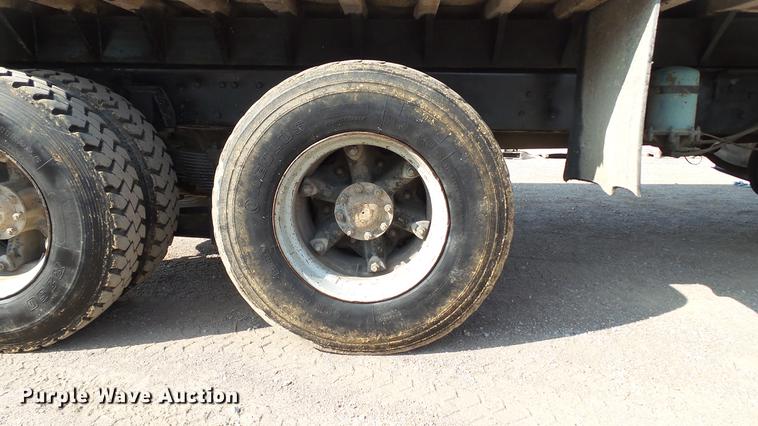 image for item DD7359 1989 Ford LT9000 dump truck