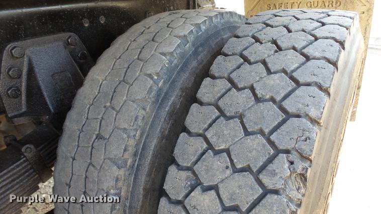 image for item DD7359 1989 Ford LT9000 dump truck