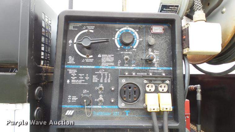 image for item DD7366 2001 Freightliner FL70 service truck