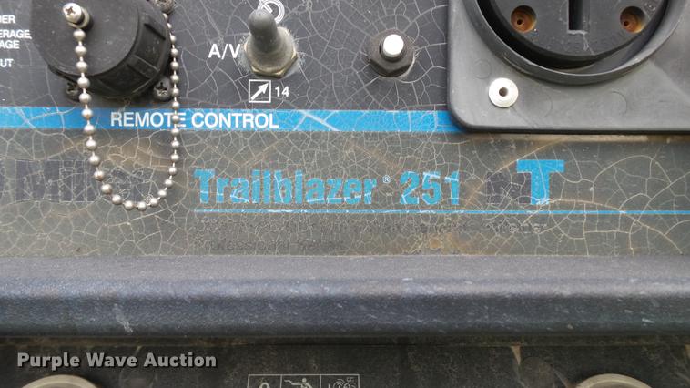 image for item DD7366 2001 Freightliner FL70 service truck