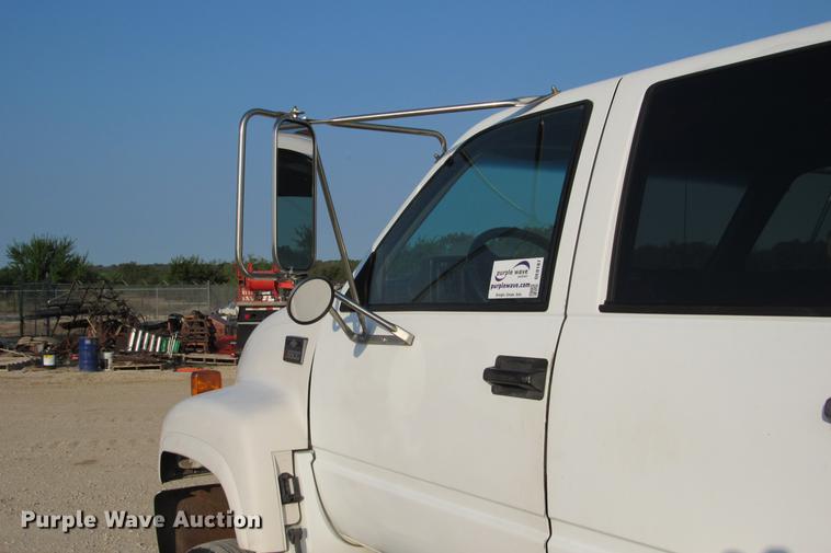 image for item DE0187 2000 Chevrolet C6500 flatbed truck