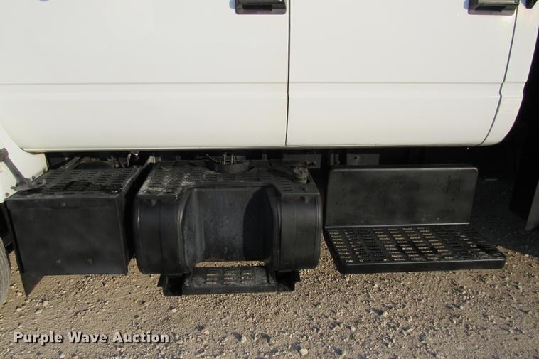 image for item DE0187 2000 Chevrolet C6500 flatbed truck