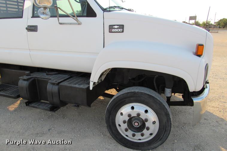 image for item DE0187 2000 Chevrolet C6500 flatbed truck