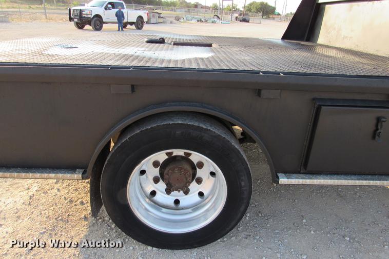 image for item DE0187 2000 Chevrolet C6500 flatbed truck