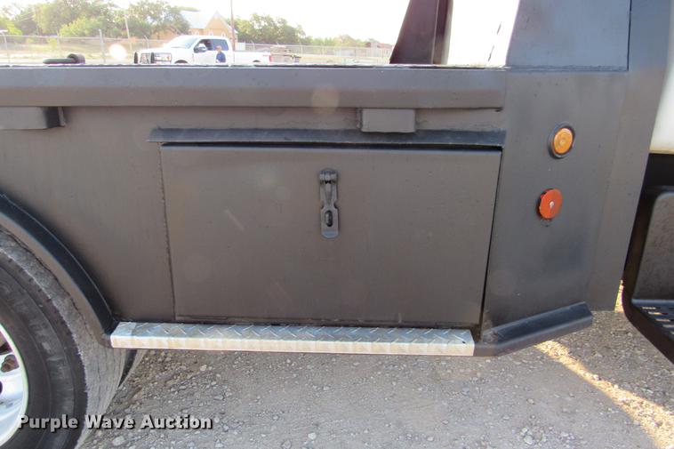 image for item DE0187 2000 Chevrolet C6500 flatbed truck