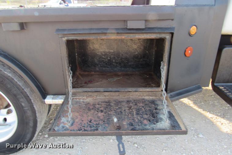 image for item DE0187 2000 Chevrolet C6500 flatbed truck