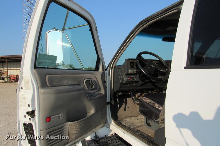 image for item DE0187 2000 Chevrolet C6500 flatbed truck