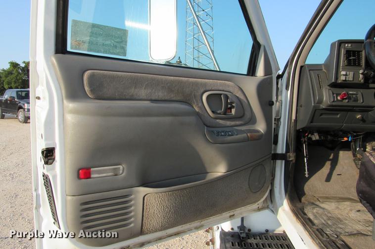 image for item DE0187 2000 Chevrolet C6500 flatbed truck