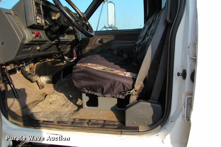 image for item DE0187 2000 Chevrolet C6500 flatbed truck