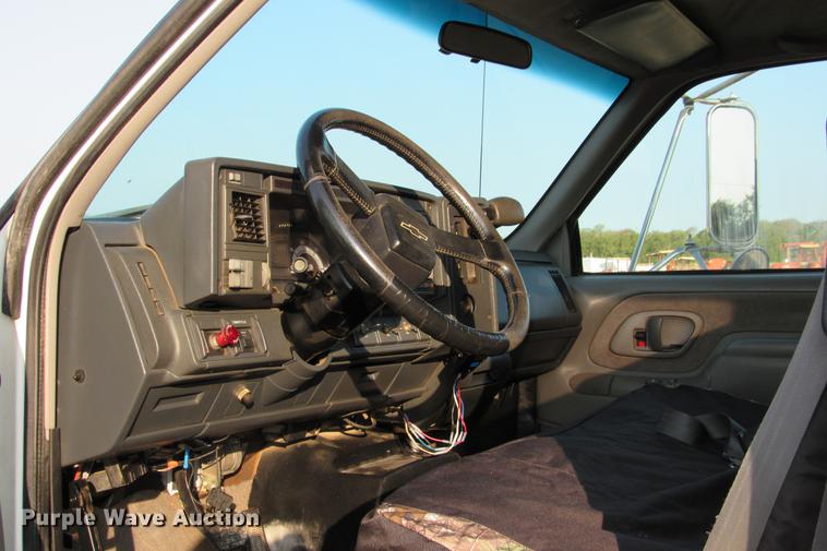 image for item DE0187 2000 Chevrolet C6500 flatbed truck