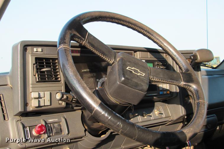 image for item DE0187 2000 Chevrolet C6500 flatbed truck