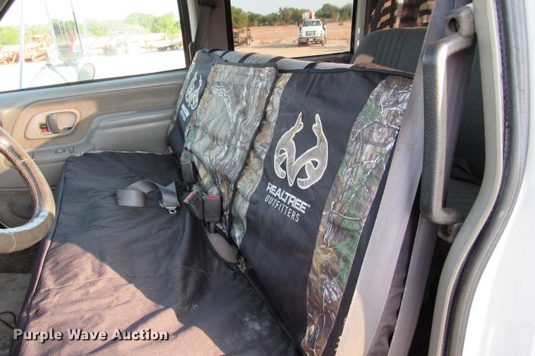 image for item DE0187 2000 Chevrolet C6500 flatbed truck