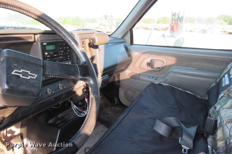 image for item DE0187 2000 Chevrolet C6500 flatbed truck