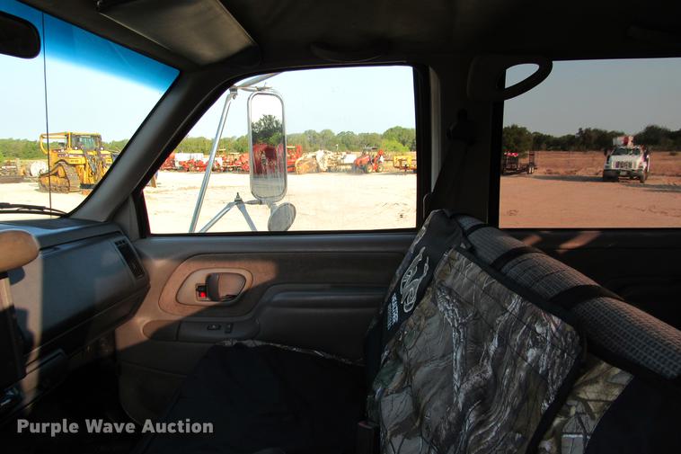 image for item DE0187 2000 Chevrolet C6500 flatbed truck