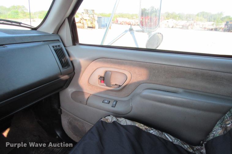 image for item DE0187 2000 Chevrolet C6500 flatbed truck