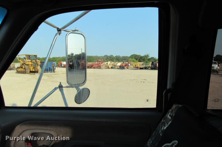 image for item DE0187 2000 Chevrolet C6500 flatbed truck