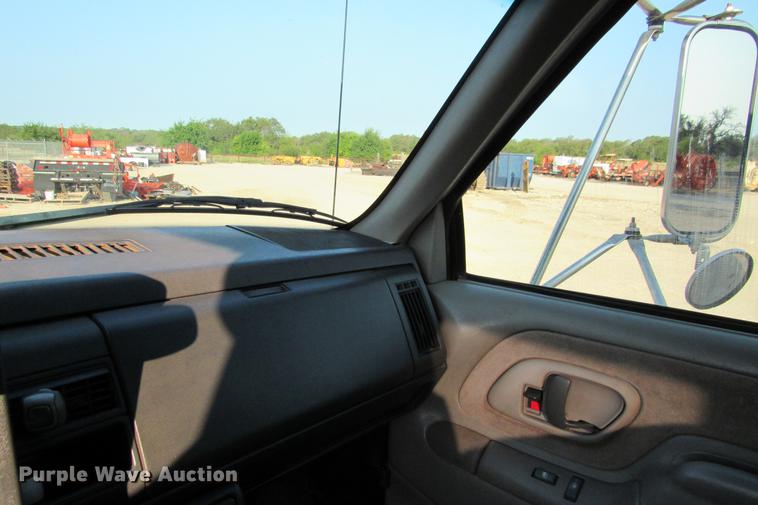 image for item DE0187 2000 Chevrolet C6500 flatbed truck