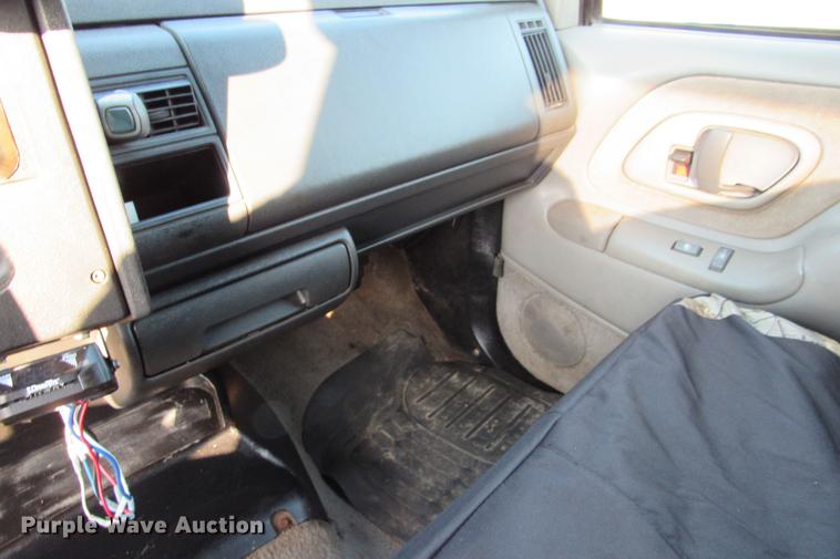 image for item DE0187 2000 Chevrolet C6500 flatbed truck