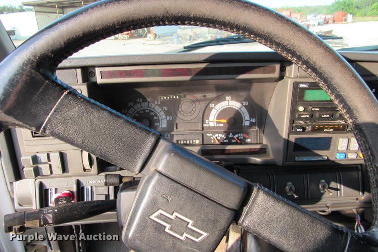 image for item DE0187 2000 Chevrolet C6500 flatbed truck