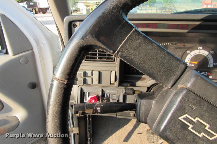 image for item DE0187 2000 Chevrolet C6500 flatbed truck