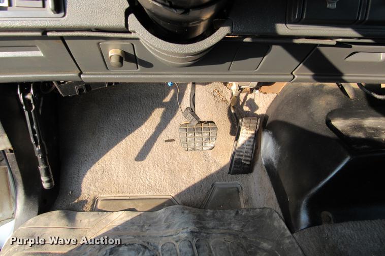 image for item DE0187 2000 Chevrolet C6500 flatbed truck