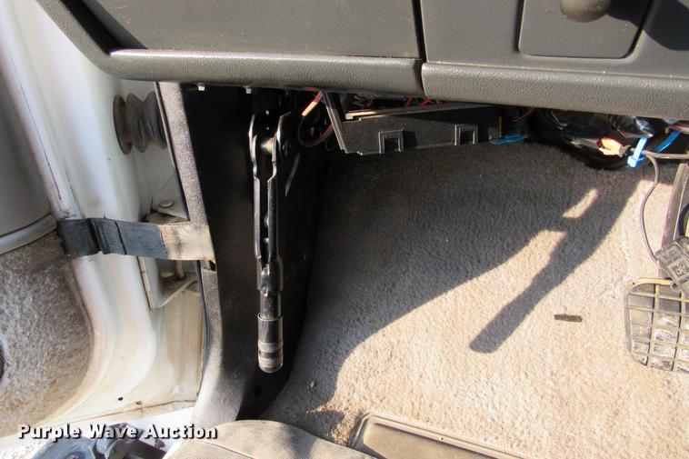 image for item DE0187 2000 Chevrolet C6500 flatbed truck