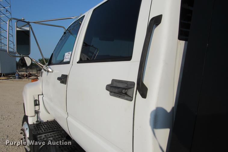 image for item DE0187 2000 Chevrolet C6500 flatbed truck