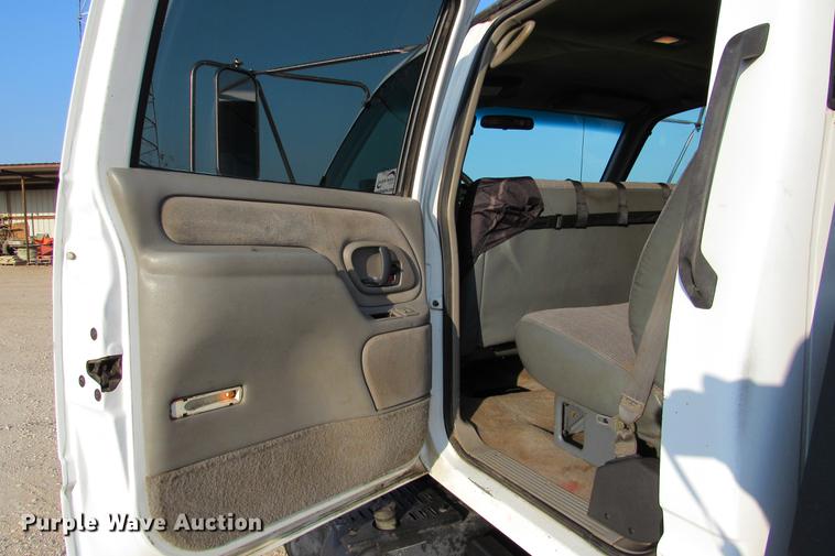 image for item DE0187 2000 Chevrolet C6500 flatbed truck