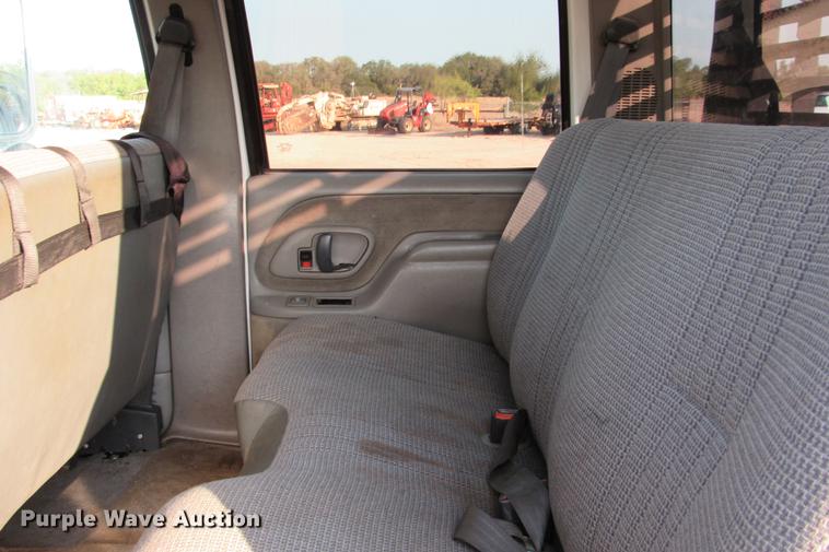 image for item DE0187 2000 Chevrolet C6500 flatbed truck